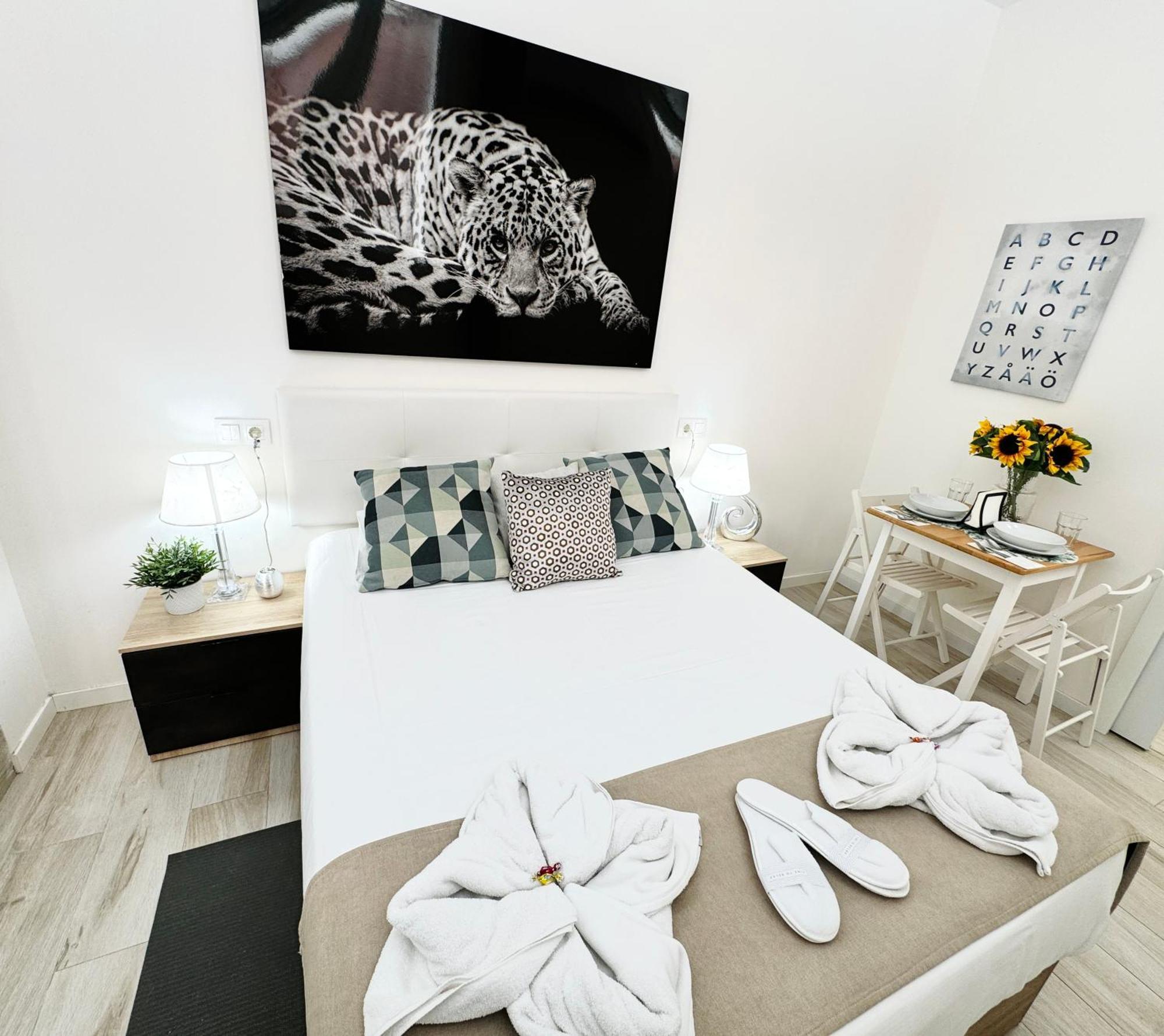 Cinco Torres Suites Madrid Exterior foto